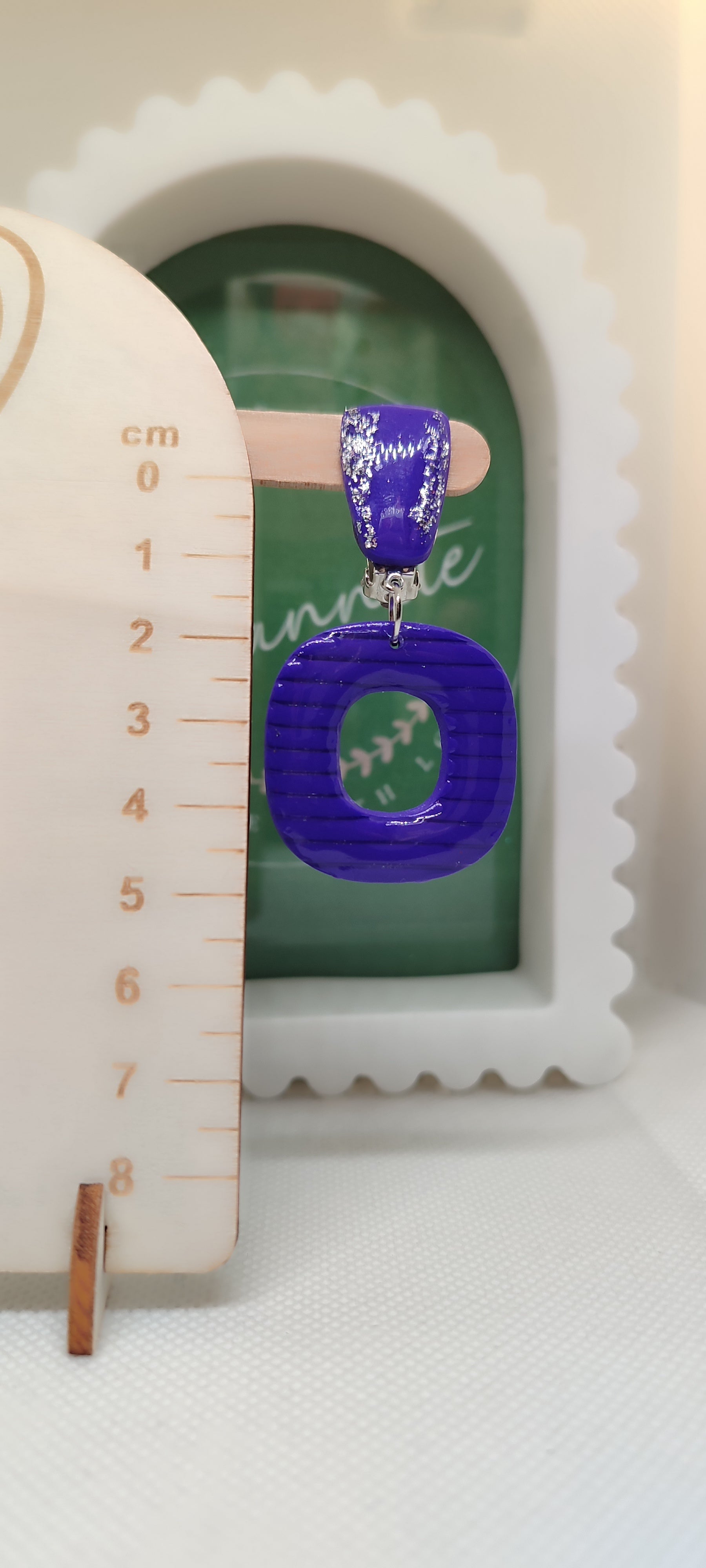 Boucles d’oreilles à clips – Violet foncé graphique