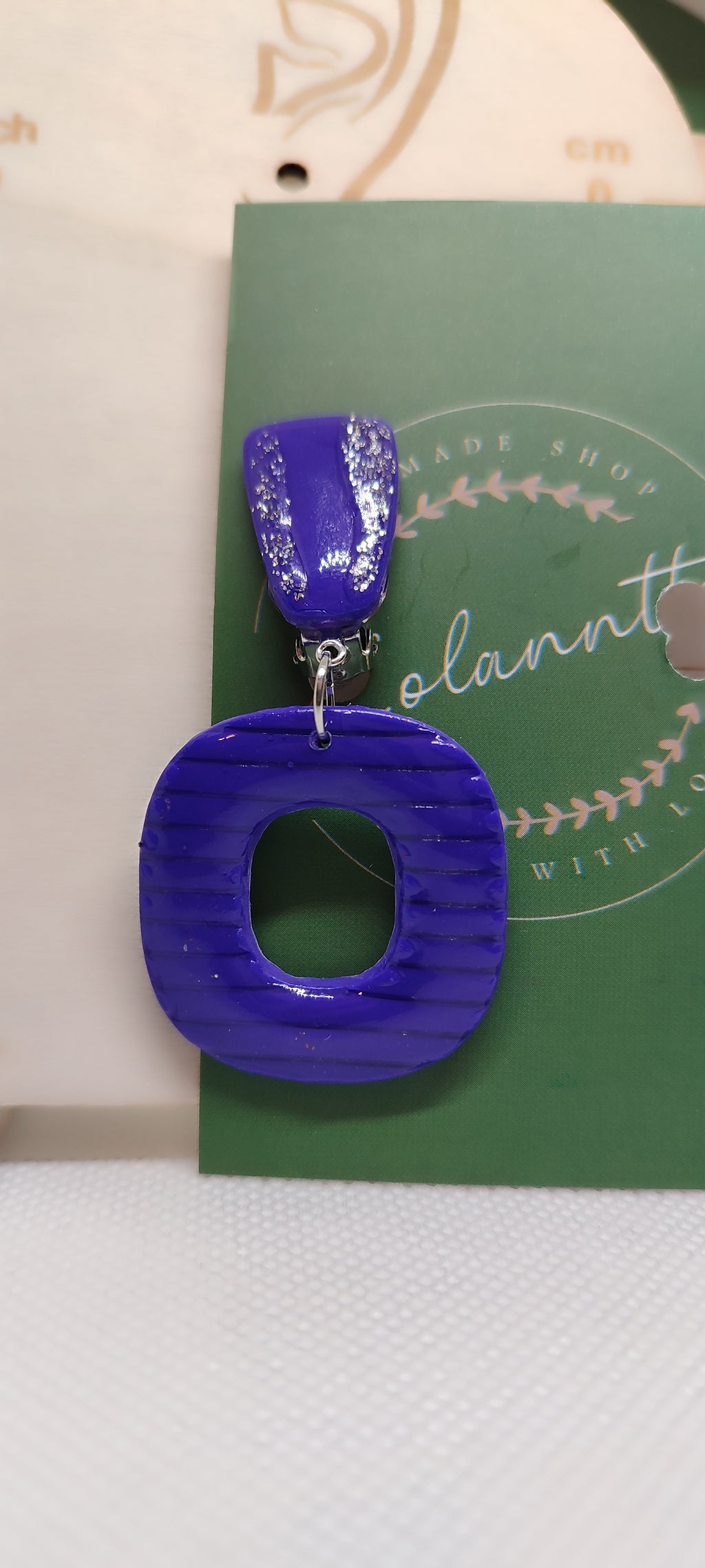 Boucles d’oreilles à clips – Violet foncé graphique