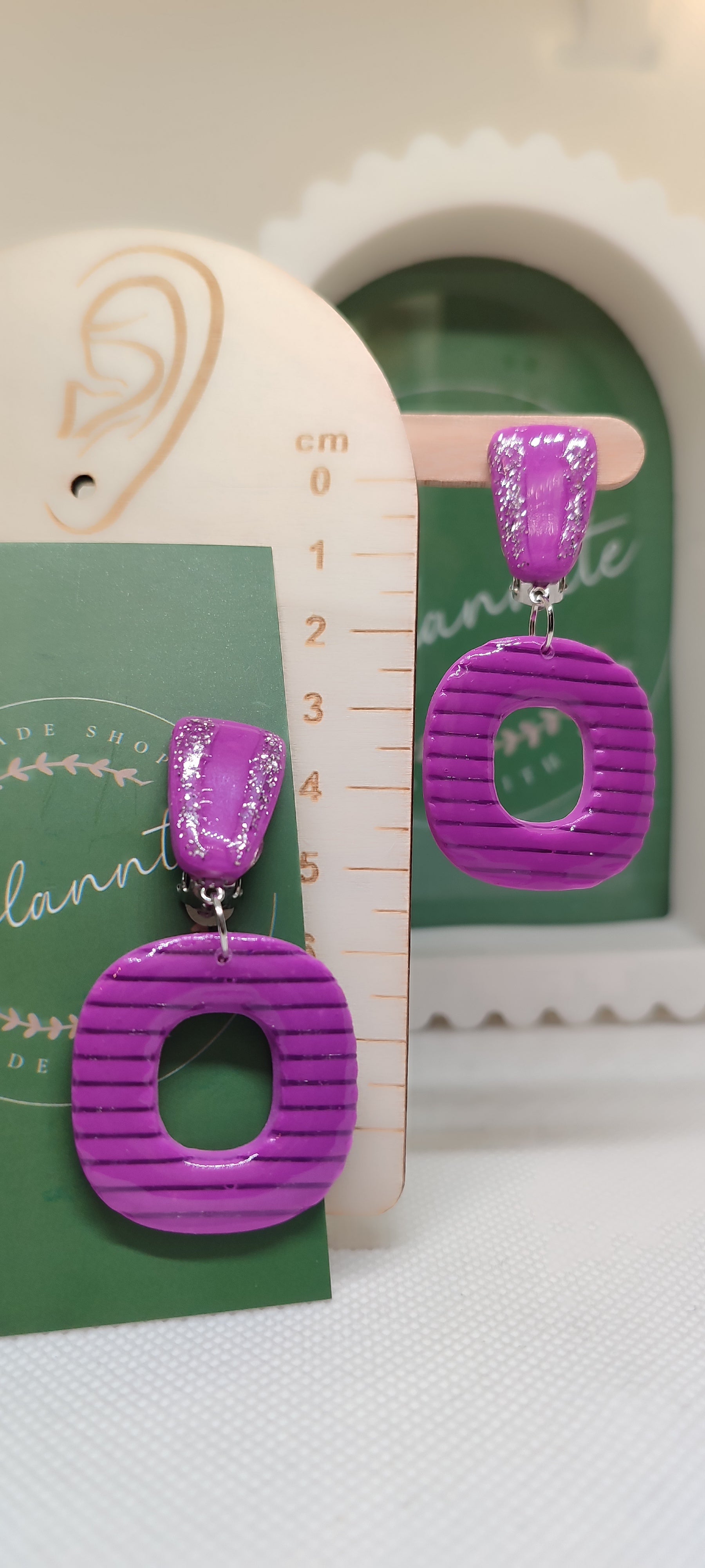 Boucles d’oreilles à clips – Violet graphique