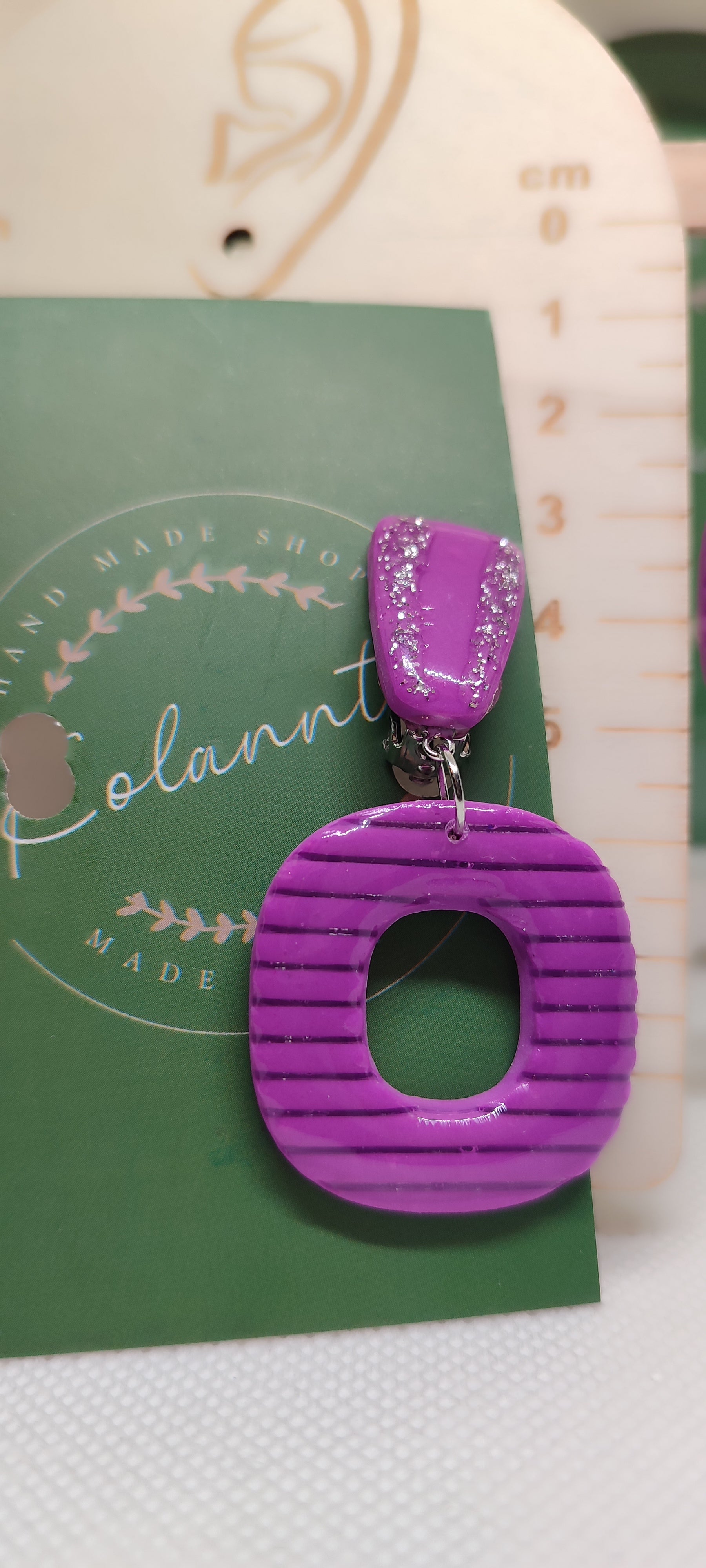 Boucles d’oreilles à clips – Violet graphique