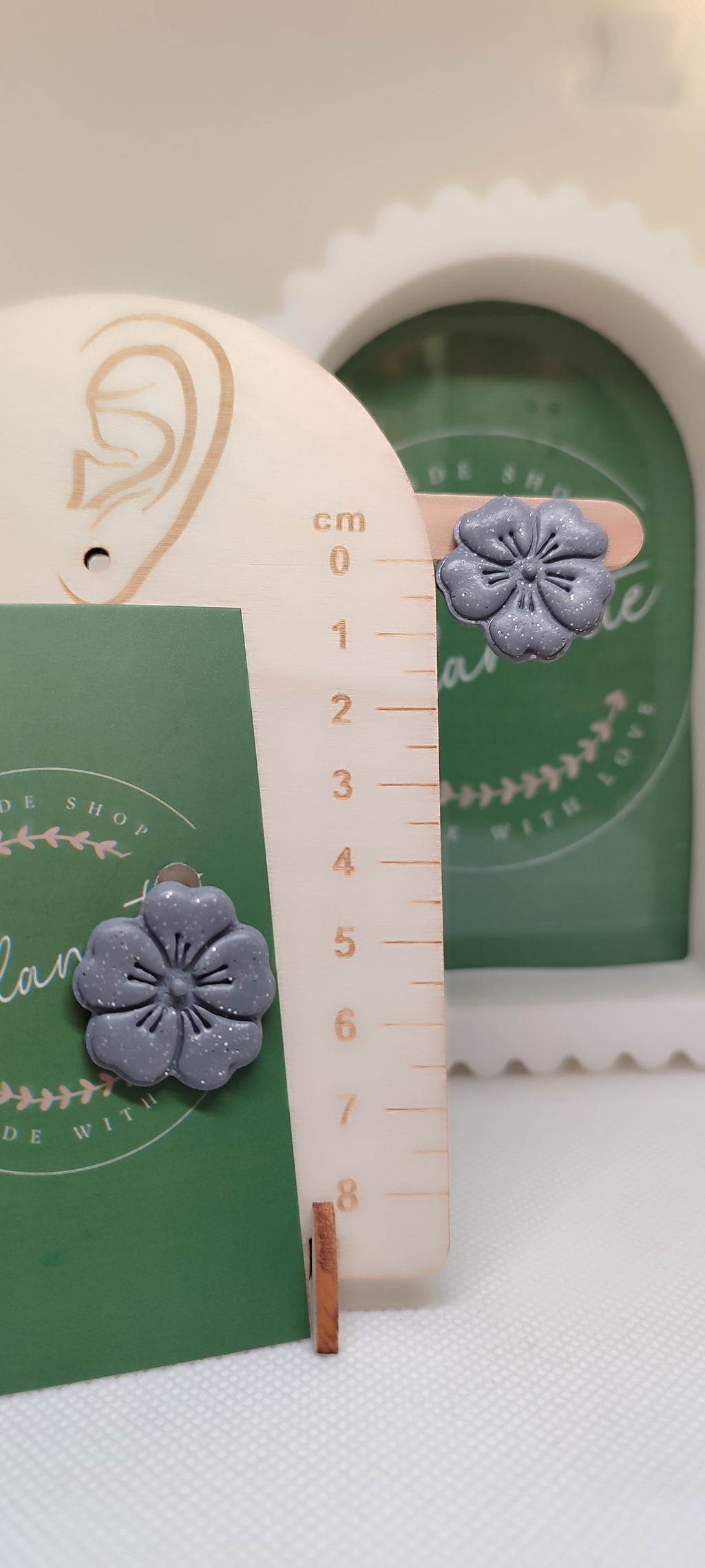 Boucles d’oreilles à clips – Fleur grisée